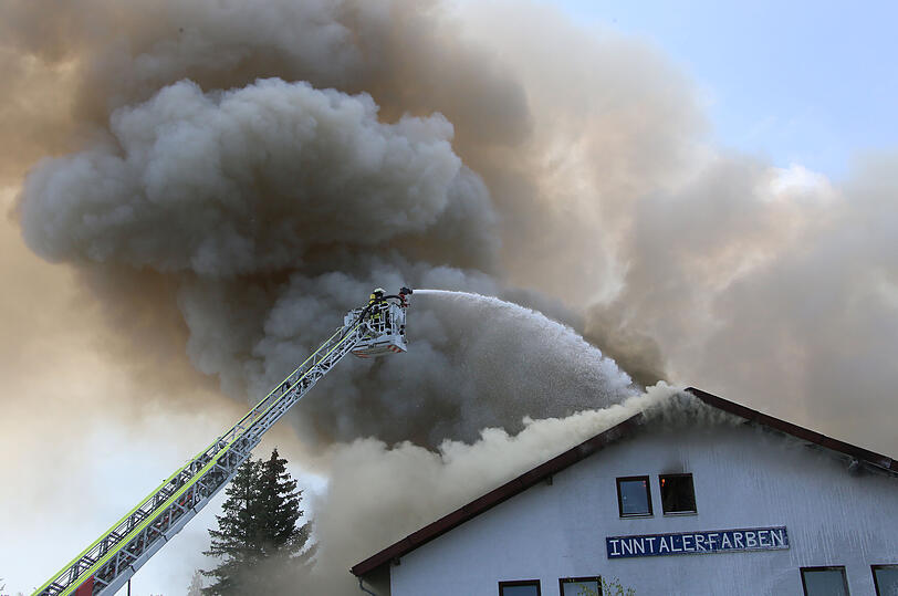 Als die Einsatzkräfte der Feuerwehr eintrafen, griffen die Flammen des brennenden Anbaus schon auf das Wohnhaus mit einem Farben- und Lackhandel über.