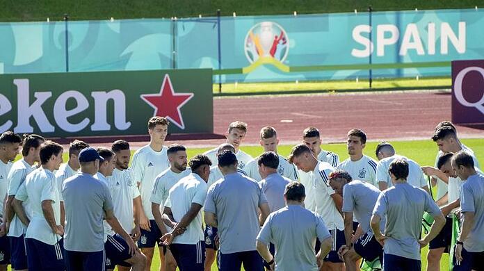 Die spanische Nationalmannschaft bereitet sich in der Heimat auf das Halbfinale gegen Italien vor.
