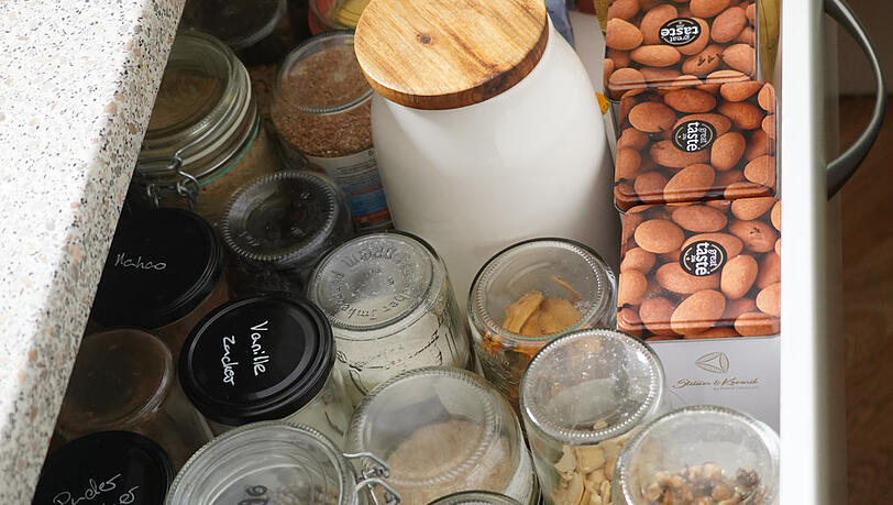 In ihren Schubladen und im Kühlschrank gibt es keinerlei Plastikverpackungen. In ihren Schubladen und im Kühlschrank gibt es keinerlei Plastikverpackungen.
