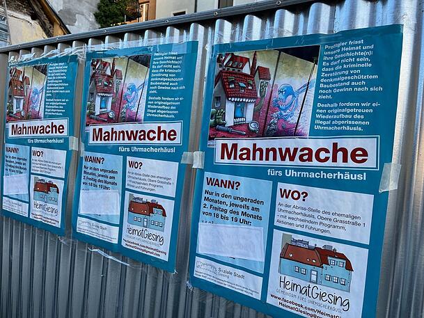 Plakate weisen auf die regelmäßigen Mahnwachen hin. Plakate weisen auf die regelmäßigen Mahnwachen hin.