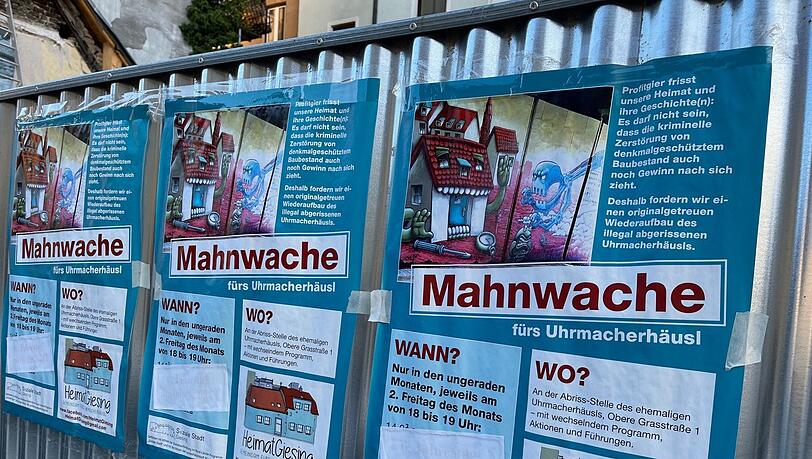 Plakate weisen auf die regelmäßigen Mahnwachen hin. Plakate weisen auf die regelmäßigen Mahnwachen hin.