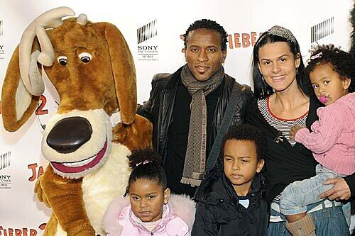 Familienmensch mit Plüschanschluss: Zé Roberto mit seiner Frau Luciana und den Kindern Miriá (vorne l.), Endrik und Isabelli (r.).