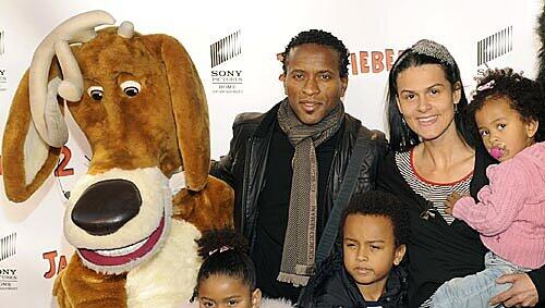 Familienmensch mit Plüschanschluss: Zé Roberto mit seiner Frau Luciana und den Kindern Miriá (vorne l.), Endrik und Isabelli (r.). Familienmensch mit Plüschanschluss: Zé Roberto mit seiner Frau Luciana und den Kindern Miriá (vorne l.), Endrik und Isabelli (r.).