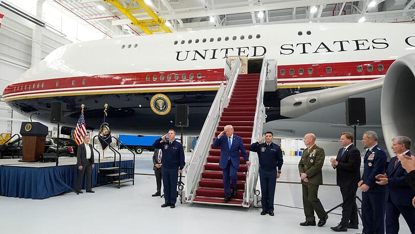 Trump salutiert auf der Gangway des geschenkten Flugzeugs. Trump salutiert auf der Gangway des geschenkten Flugzeugs.