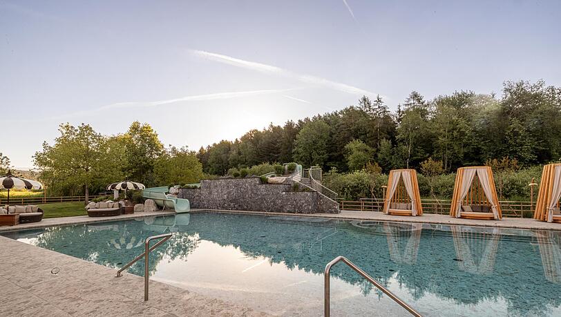 Auch ein Wellnessbereich mit beheiztem Außenpool gehört zum Hotel Moser. Auch ein Wellnessbereich mit beheiztem Außenpool gehört zum Hotel Moser.