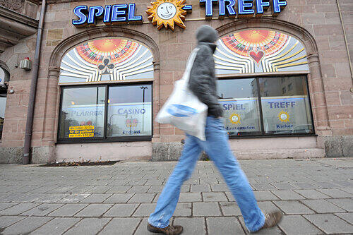 Nur wenige Schritte weiter, ebenfalls am Plärrer, die nächste Daddel-Stube: Der Spiel-Treff direkt neben dem Theater Salz und Pfeffer.