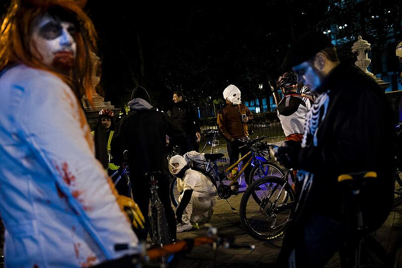 Gruselig wurde es auch in Madrid: Bei einem Flashmob trafen sich zahlreiche Verkleidungskünstler und radelten anschließend durch die spanische Hauptstadt...