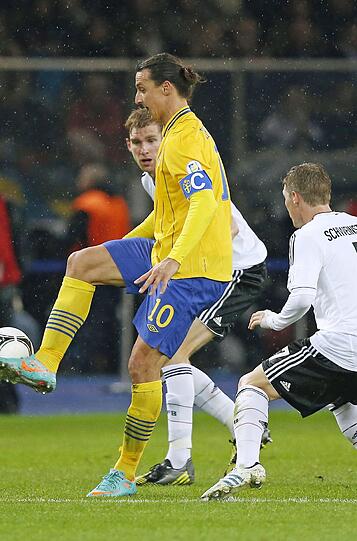 Ein weiteres Sport-Highlight im Jahr 2012 ist das Länderspiel Deutschland - Schweden. Am 16.Oktober tritt die deutsche Nationalmanschaft im letzten EM-Qualifikationsspiel gegen Schweden an. Bis zur 60. Minuten haben Jogis-Jungs noch gezaubert und dann kam der Einbruch. Erstmals in ihrer Länderspiel-Geschichte verspielt die deutsche Nationalmannschaft einen 4:0-Vorsprung.