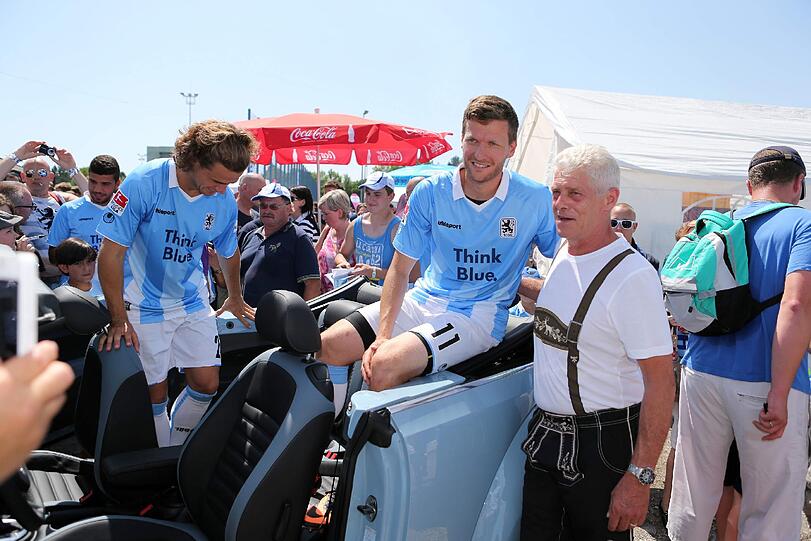 Daniel Adlung beim "Bullriding" und Moritz Volz beim Crepes kochen: Nach dem denkbar knappen Pokalerfolg am Freitag gegen Heidenheim, standen am Sonntag beim Fanfest der Löwen die Sechziger-Fans im Mittelpunkt. Die besten Bilder!