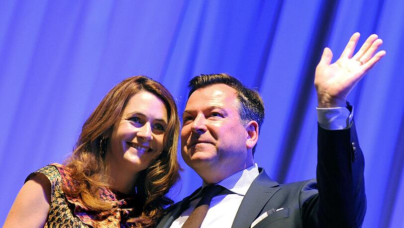 CSU-Kandidat Josef Schmid bedankt sich bei seinen Anhängern - neben ihm seine Gattin Natalie. CSU-Kandidat Josef Schmid bedankt sich bei seinen Anhängern - neben ihm seine Gattin Natalie.