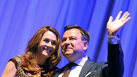 CSU-Kandidat Josef Schmid bedankt sich bei seinen Anhängern - neben ihm seine Gattin Natalie.