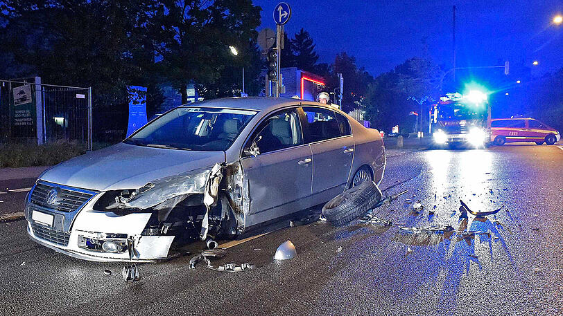 Der Fahrer des VW wollte wenden - er übersah einen neben ihm fahrenden BMW.