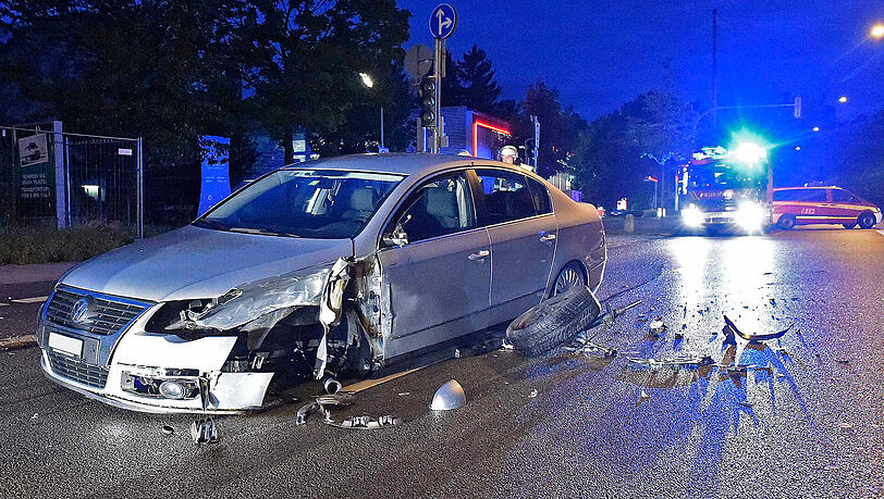 Der Fahrer des VW wollte wenden - er übersah einen neben ihm fahrenden BMW. Der Fahrer des VW wollte wenden - er übersah einen neben ihm fahrenden BMW.