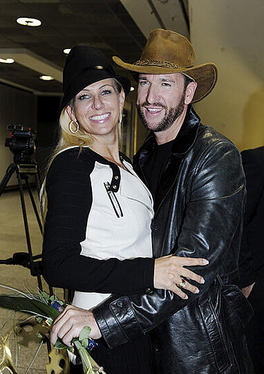 Larissa hat sichtlich ihren BH vergessen, Melanies Zepter zerbricht auf dem Flug und der Wendler ziert sich beim Begrüßungs-Kuss. Die Bilder von der Flughafen-Ankunft der Dschungelcamp-Stars...