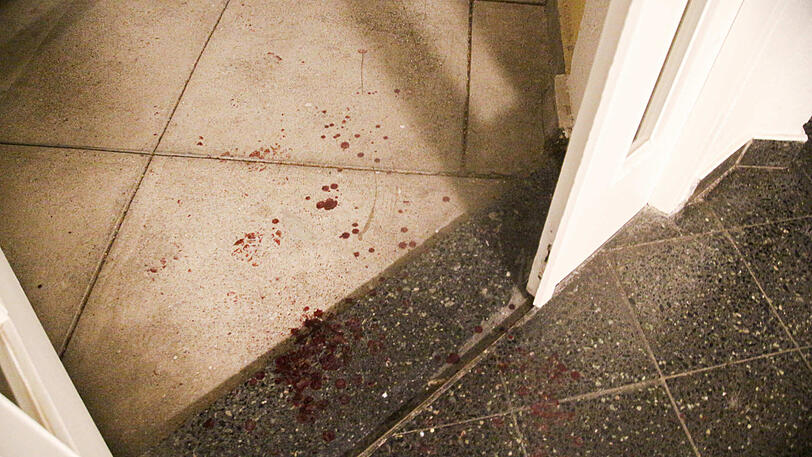 Der Verletzte hinterließ eine Blutspur im Haus.