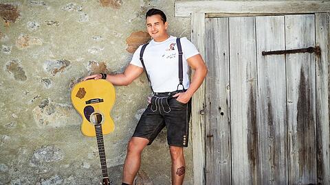 Frisch rasiert vor der Scheune: Andreas Gabalier hat in seiner Auszeit eine neue Modekollektion herausgebracht.