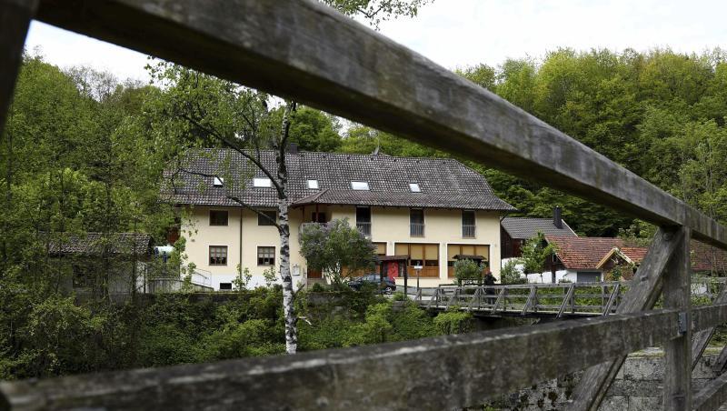 Blick durch das Geländer einer Brücke auf die Pension, in der die drei Toten gefunden wurden. Blick durch das Geländer einer Brücke auf die Pension, in der die drei Toten gefunden wurden.
