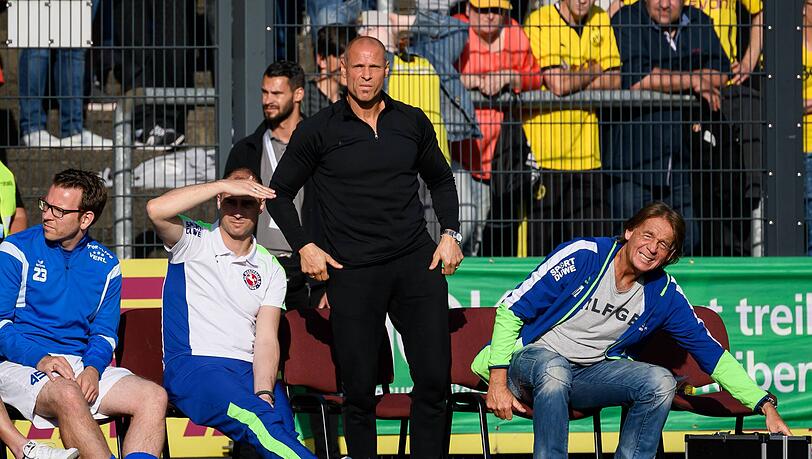 Nach seiner aktiven Karriere als Fußballer, blieb Thorsten Legat seinem Sport als Trainer treu. Nach seiner aktiven Karriere als Fußballer, blieb Thorsten Legat seinem Sport als Trainer treu.