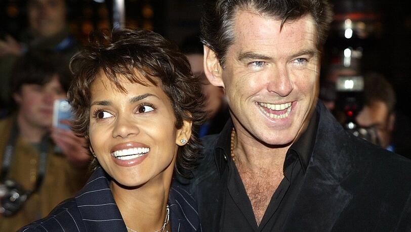 Halle Berry und Pierce Brosnan auf dem roten Teppich 2002. Halle Berry und Pierce Brosnan auf dem roten Teppich 2002.