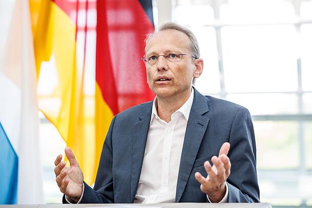 Will die aktuellen Arbeitszeitregelungen verteidigen: DGB-Bayern-Chef Bernhard Stiedl. (Archivbild) Will die aktuellen Arbeitszeitregelungen verteidigen: DGB-Bayern-Chef Bernhard Stiedl. (Archivbild)
