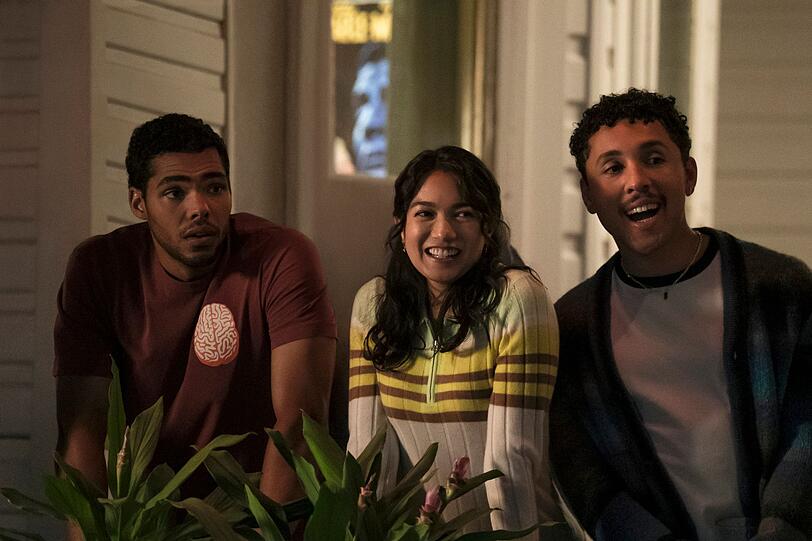 Jeremy (Nicholas Duvernay, links), Anh (Rachel Marsh) und Malcolm (Jaboukie Young-White) reagieren anfangs überrascht auf den neuen Partner ihrer Freundin. Jeremy (Nicholas Duvernay, links), Anh (Rachel Marsh) und Malcolm (Jaboukie Young-White) reagieren anfangs überrascht auf den neuen Partner ihrer Freundin.