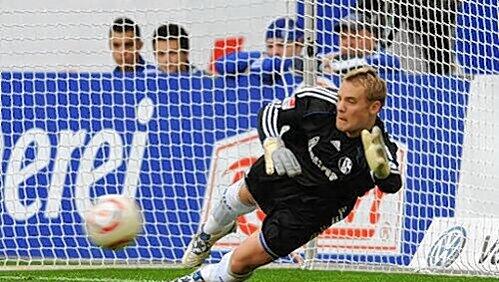 Bald im Bayern-Trikot? Schalke-Keeper Manuel Neuer. Bald im Bayern-Trikot? Schalke-Keeper Manuel Neuer.