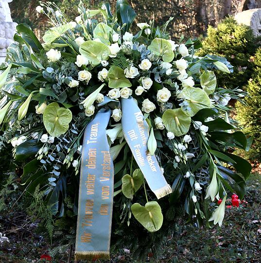 Viele Freunde und Kollegen verabschiedeten sich mit Blumen.