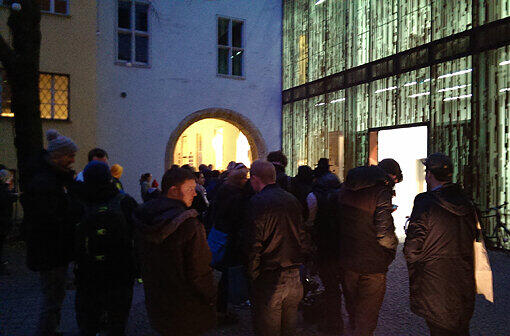Vor dem Gebäude sammeln sich Fans, Presse und diverse Schaulustige um einen Blick auf den Star-Stürmer zu erhaschen.