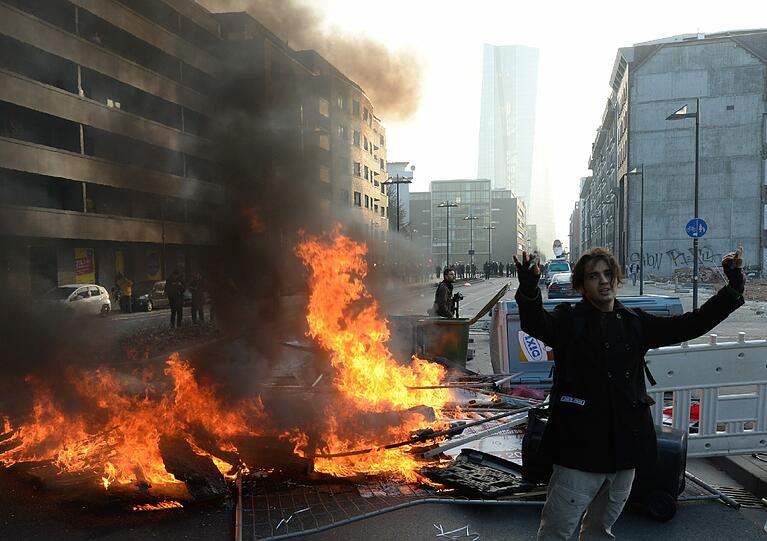 Der Protesttag der kapitalismuskritischen Blockupy-Bewegung hat in Frankfurt mit einer Welle der Gewalt begonnen