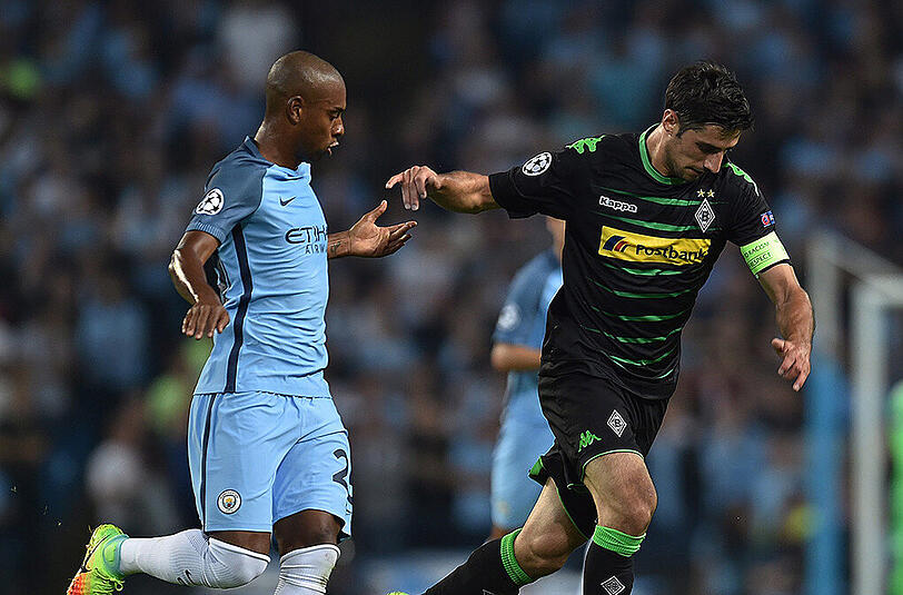 Im Nachholspiel am Mittwochabend gegen Manchester City gab es für Gladbachs Kapitän Lars Stindl (r.) wenig zu holen.