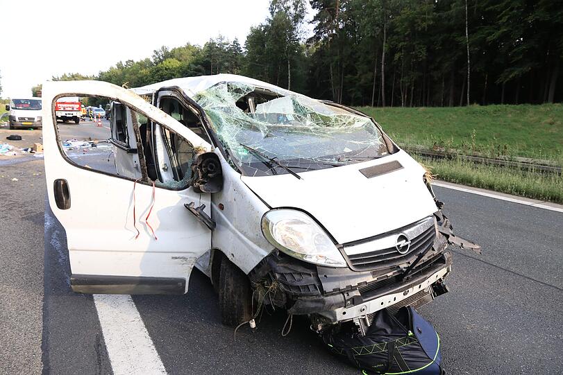 Tragisches Ende einer Heimreise für eine Reisegruppe aus den Niederlanden: Ein 19-Jähriger stirbt, Schaulustige halten die Szenen mit ihren Smartphones fest. Die Polizei greift ein.
