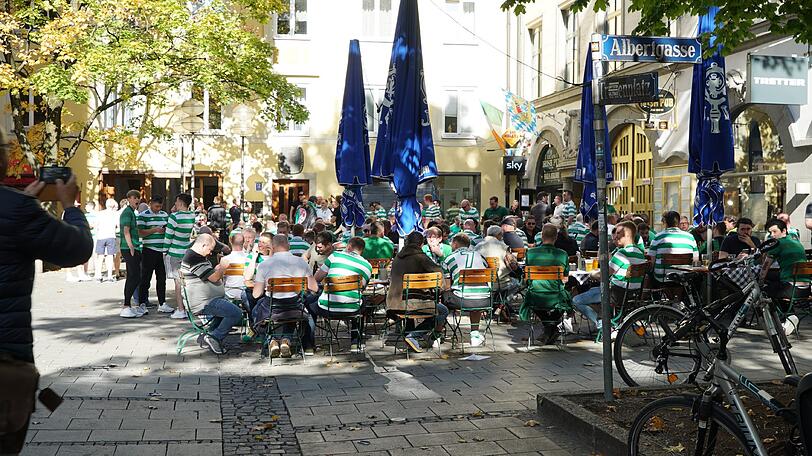 Beim Irish Pub finden sich ebenfalls viele Celtic-Fans.