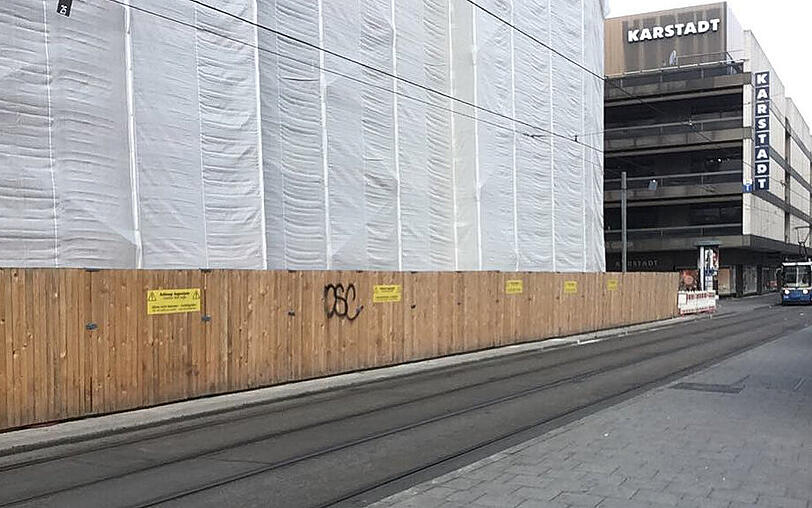 Die große Baustelle am ehemaligen Königshof, und daneben das Karstadt-Gebäude.