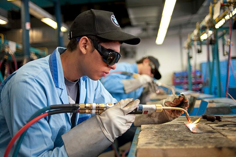 Gut gerüstet mit Brille und Handschuhen: Azubis müssen von ihrem Arbeitgeber eine persönliche Schutzausrüstung zur Verfügung gestellt bekommen.