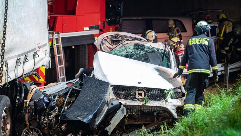 Einsatzkräfte der Feuerwehr stehen auf der A2 neben völlig zerstörten Fahrzeugen. Einsatzkräfte der Feuerwehr stehen auf der A2 neben völlig zerstörten Fahrzeugen.