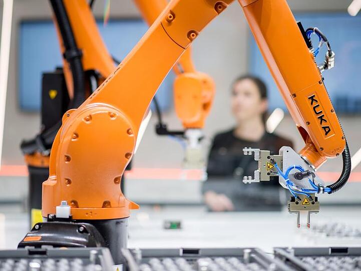 Roboter stehen bei der Hannover Messe am Stand von Kuka. Foto: Julian Stratenschulte/dpa/Archivbild