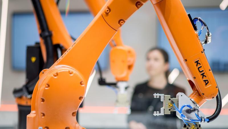 Roboter stehen bei der Hannover Messe am Stand von Kuka. Foto: Julian Stratenschulte/dpa/Archivbild Roboter stehen bei der Hannover Messe am Stand von Kuka. Foto: Julian Stratenschulte/dpa/Archivbild