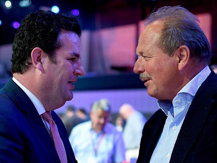 Meinungsaustausch: Für Verdi-Chef Frank Bsirske (r.) gehen die Pläne von Arbeitsminister Hubertus Heil (SPD) zur Grundrente nicht weit genug.
