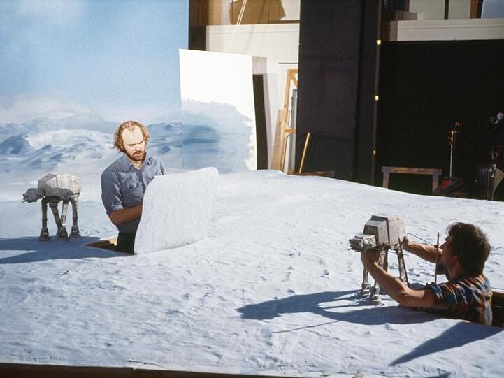 Die Animatoren Phil Tippett und Jon Berg bereiten die Schlacht von Hoth ("Das Imperium schlägt zurück") vor.