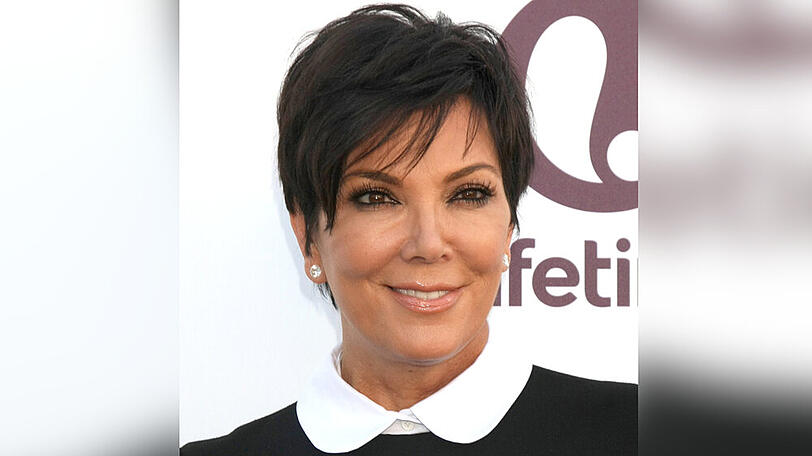 Kris Jenner mit angesagtem Bubikragen-Styling
