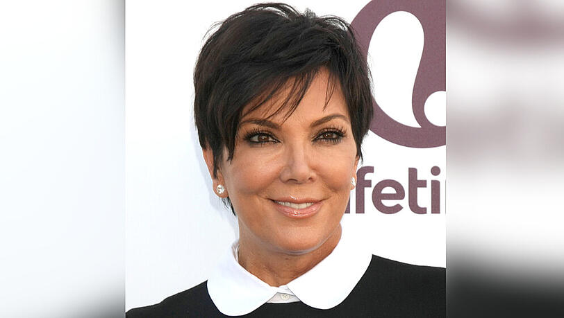 Kris Jenner mit angesagtem Bubikragen-Styling Kris Jenner mit angesagtem Bubikragen-Styling
