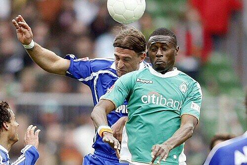 Bremens Boubacar Sanogo (r.) mit Schalkes Marcelo Bordon