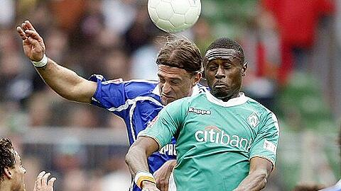 Bremens Boubacar Sanogo (r.) mit Schalkes Marcelo Bordon