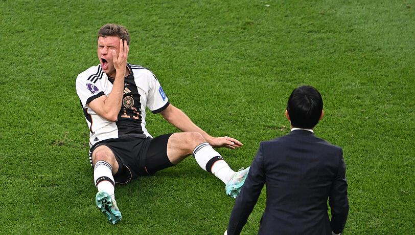 Schmerz, lass nach! Nationalstürmer Thomas Müller bei der peinlichen 1:2-Pleite der deutschen Mannschaft beim WM-Auftakt gegen Außenseiter Japan. Schmerz, lass nach! Nationalstürmer Thomas Müller bei der peinlichen 1:2-Pleite der deutschen Mannschaft beim WM-Auftakt gegen Außenseiter Japan.