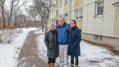 Ende Januar berichtete die AZ über Doris Völkl, Harun Celebi und Saskia S. (v.l.). Die Mieter waren entsetzt über die ungewöhnlich hohen Nebenkosten, die sie für ihre Wohnungen am Münchner Harthof bezahlen sollten.