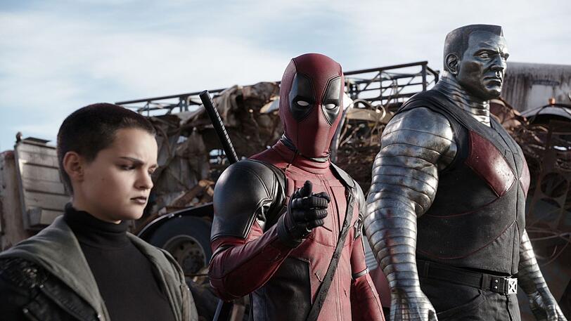 Deadpool (Ryan Reynolds, Mitte) muss sich zwischen Negasonic Teenage Warhead (Brianna Hildebrand, links) und Colossus beweisen. Deadpool (Ryan Reynolds, Mitte) muss sich zwischen Negasonic Teenage Warhead (Brianna Hildebrand, links) und Colossus beweisen.