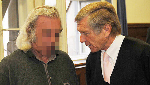 Alfred B. und sein Verteidiger Sven Oberhof beraten sich im Gerichtssaal. Alfred B. und sein Verteidiger Sven Oberhof beraten sich im Gerichtssaal.