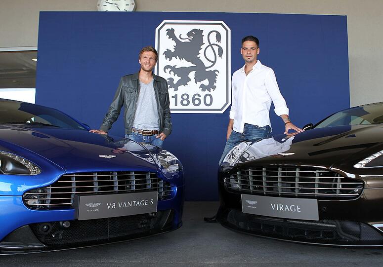 Gruppenbild mit Autos: Funktionäre, Chefs und Spieler mit Autos des neuen Sponsors.