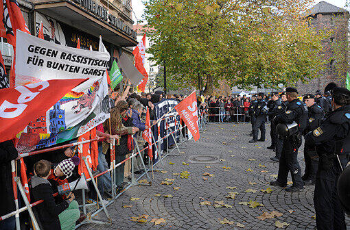 Etwa 20 Kundgebungsteilnehmer, über 1.000 Polizisten und insgesamt etwa 1.500 Gegendemonstranten: Das ist die Bilanz vom Münchner Demo-Samstag.