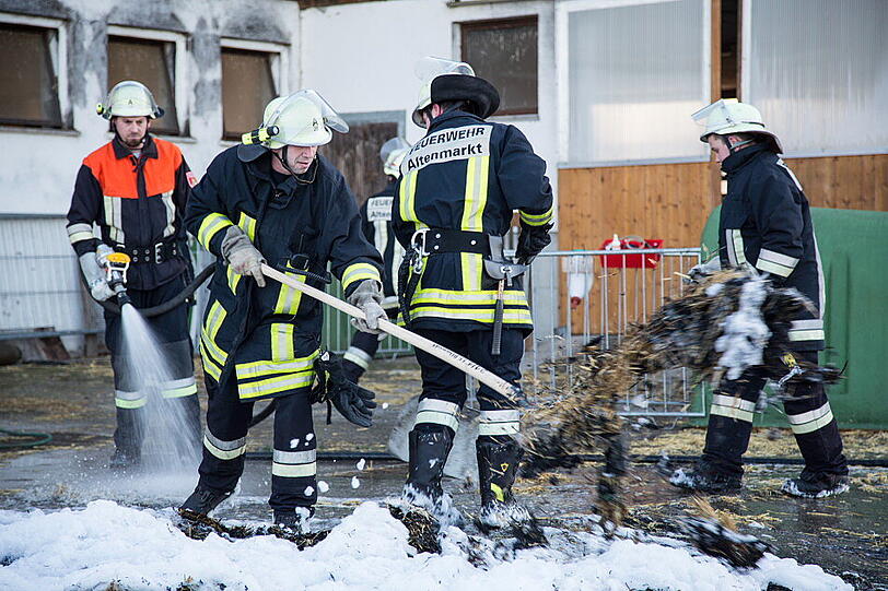 Da die Feuerwehr von einem Hausbrand ausgegangen war, war sie mit mehreren Fahrzeugen und schwerem Gerät angerückt. Das Feuer war schnell gelöscht.